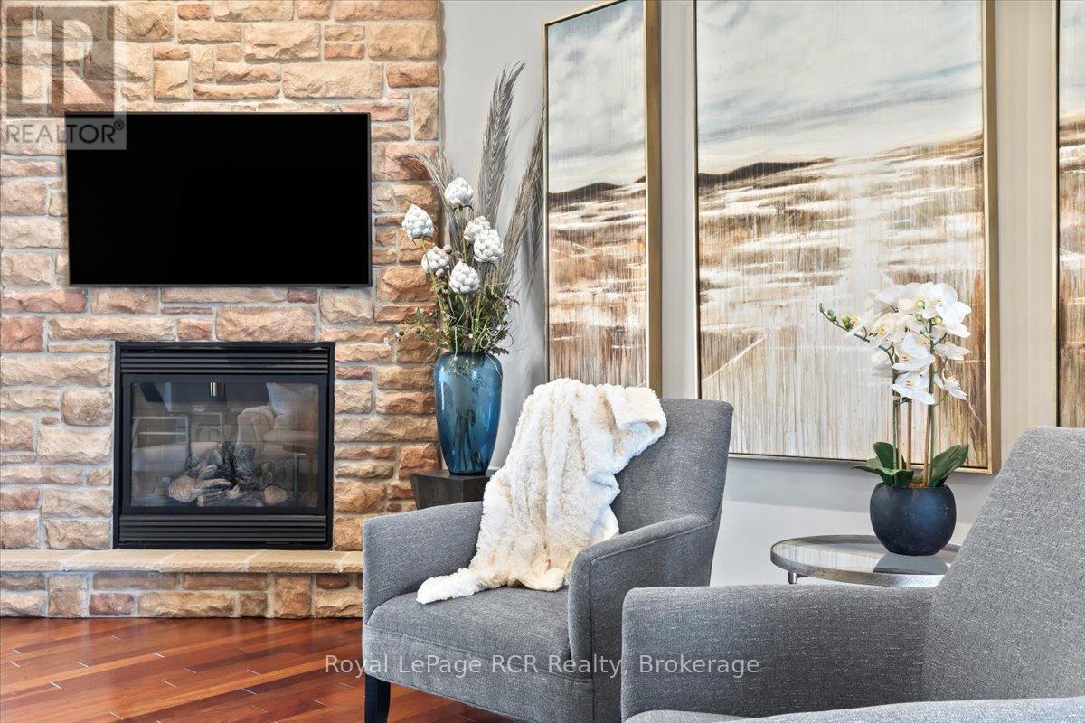 98 11th Avenue, Hanover, Ontario  N4N 3V2 - Photo 5 - X12064789