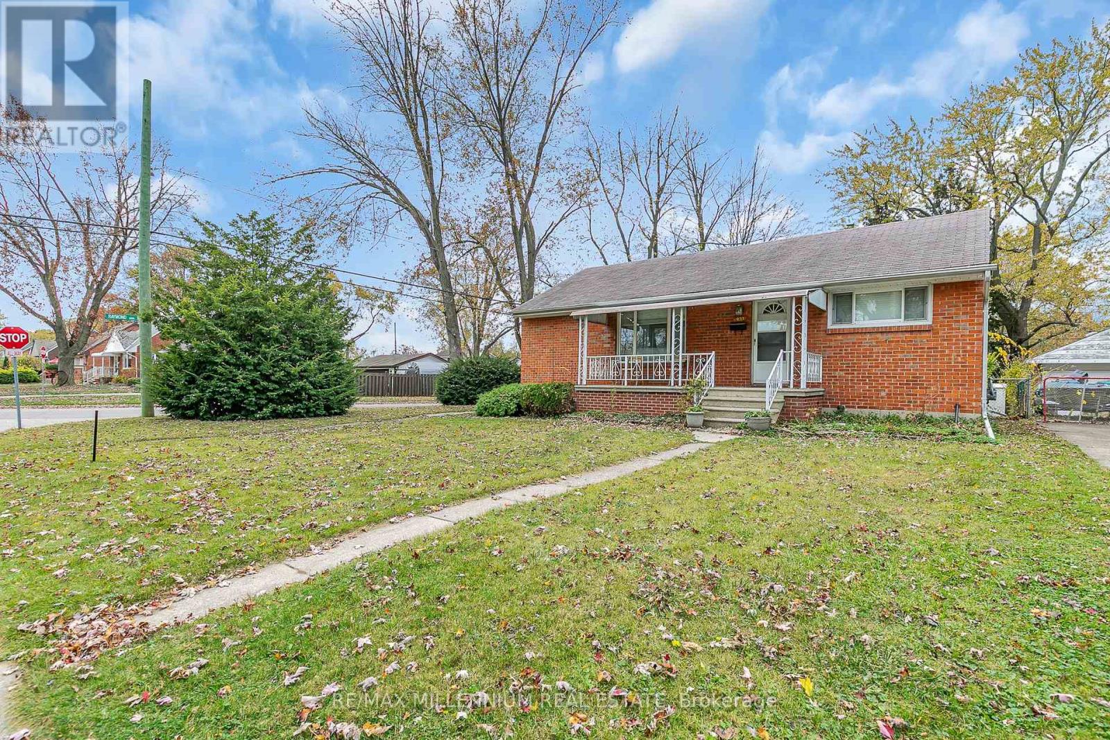 Property at 991 PARKVIEW AVENUE image 2
