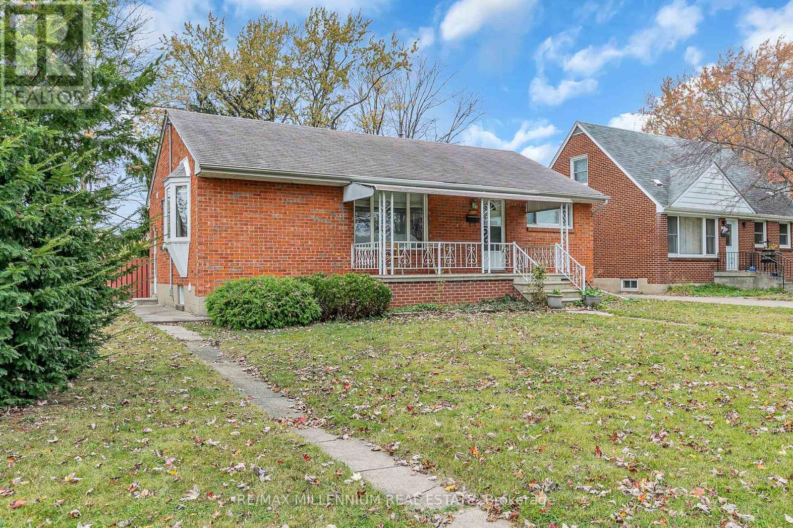Property at 991 PARKVIEW AVENUE image 3