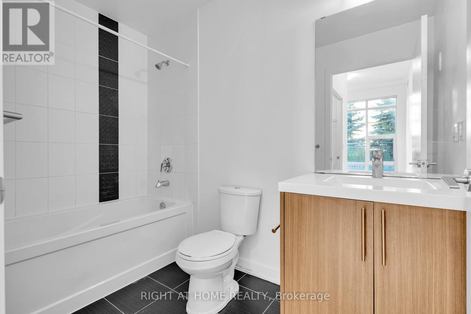 105 - 85 Duke Street W, Kitchener, Ontario  N2H 0B7 - Photo 37 - X12062550