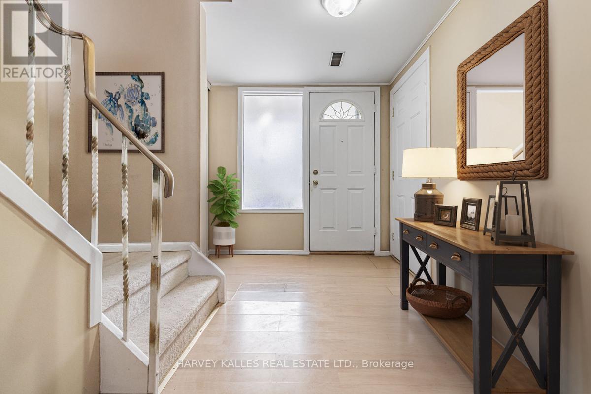 82 Poplar Crescent, Aurora (Aurora Highlands), Ontario  L4G 3L3 - Photo 4 - N12063860