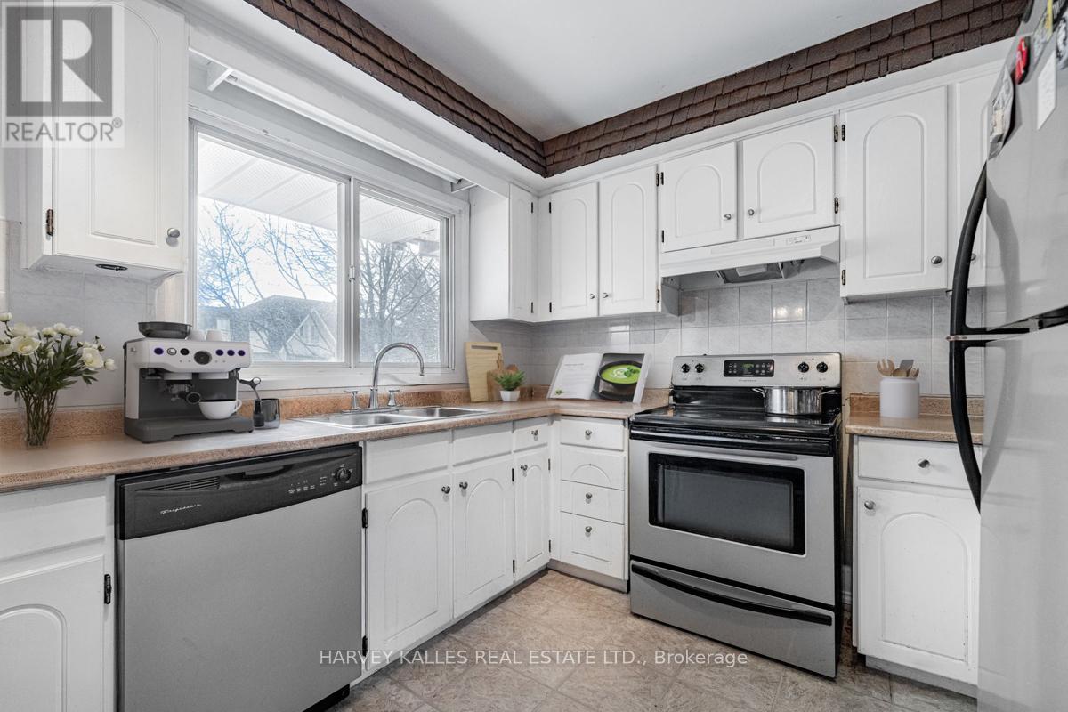 82 Poplar Crescent, Aurora (Aurora Highlands), Ontario  L4G 3L3 - Photo 9 - N12063860