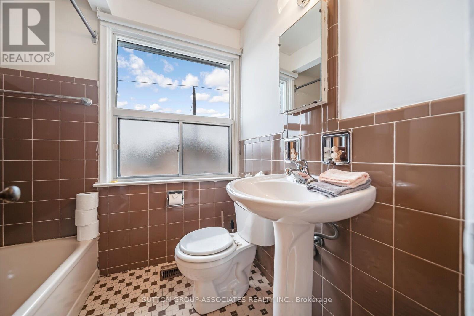 139 Giltspur Drive, Toronto (Glenfield-Jane Heights), Ontario  M3L 1M4 - Photo 26 - W12065212