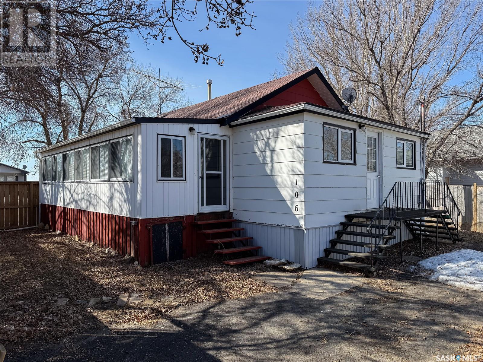 106 1st STREET, gull lake, Saskatchewan
