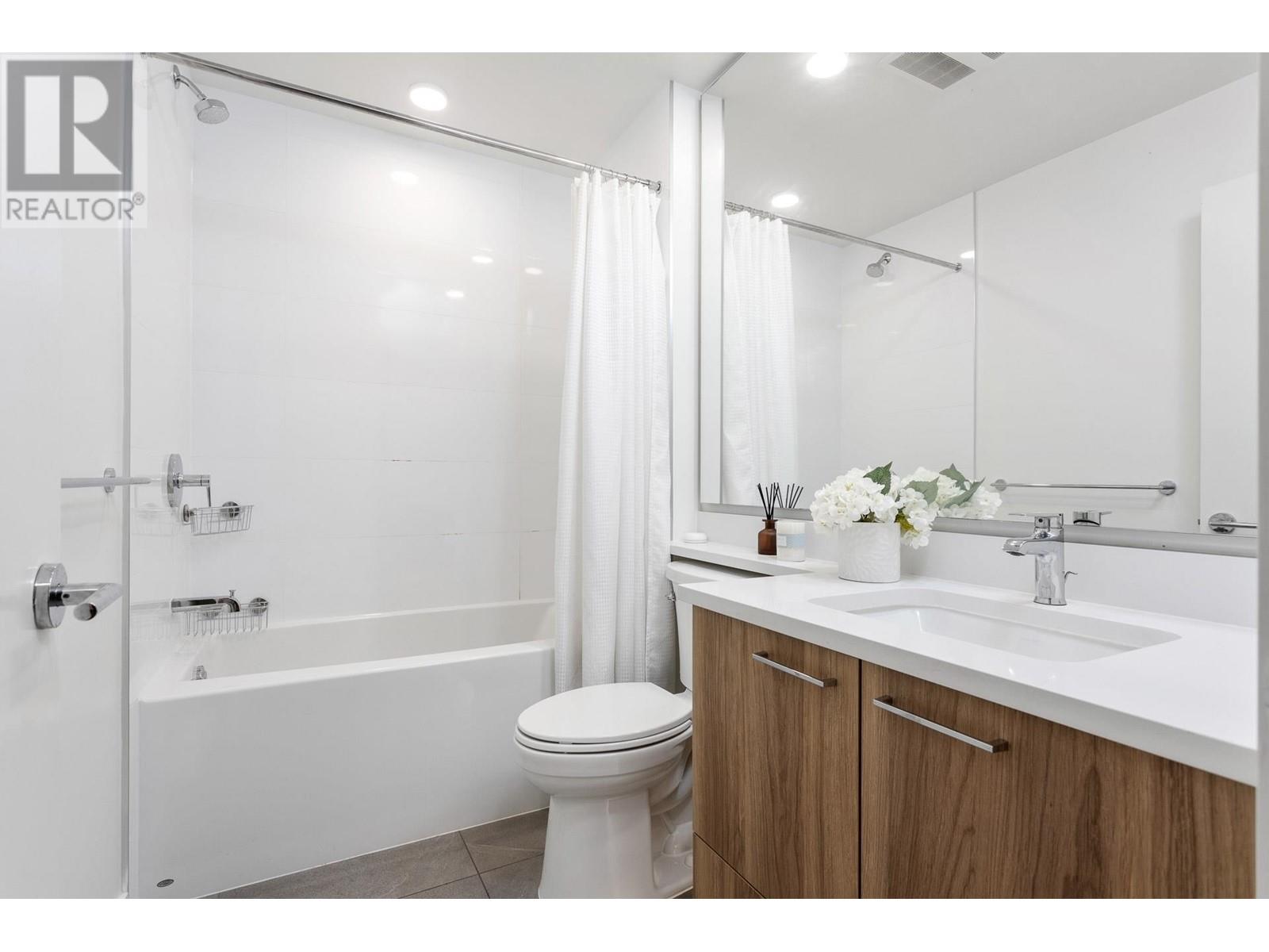 Listing Picture 15 of 31 : 119 7588 16TH STREET, Burnaby / 本拿比 - 魯藝地產 Yvonne Lu Group - MLS Medallion Club Member