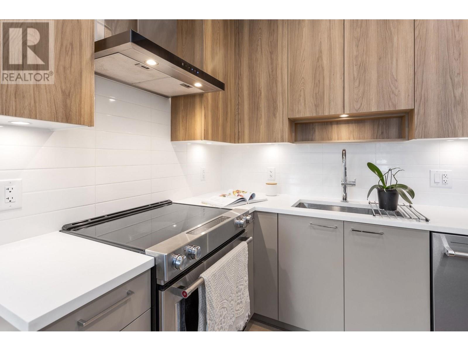 Listing Picture 6 of 31 : 119 7588 16TH STREET, Burnaby / 本拿比 - 魯藝地產 Yvonne Lu Group - MLS Medallion Club Member