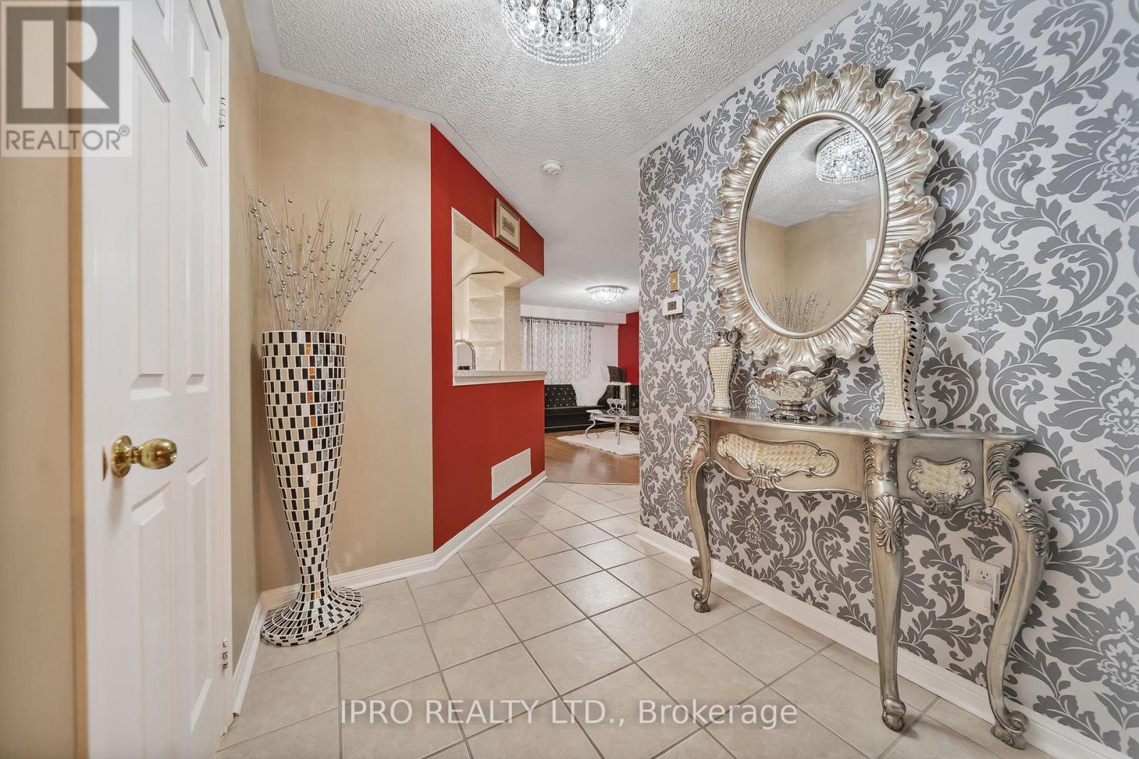 108 Sweetwood Circle, Brampton, Ontario  L7A 2S2 - Photo 8 - W12065327