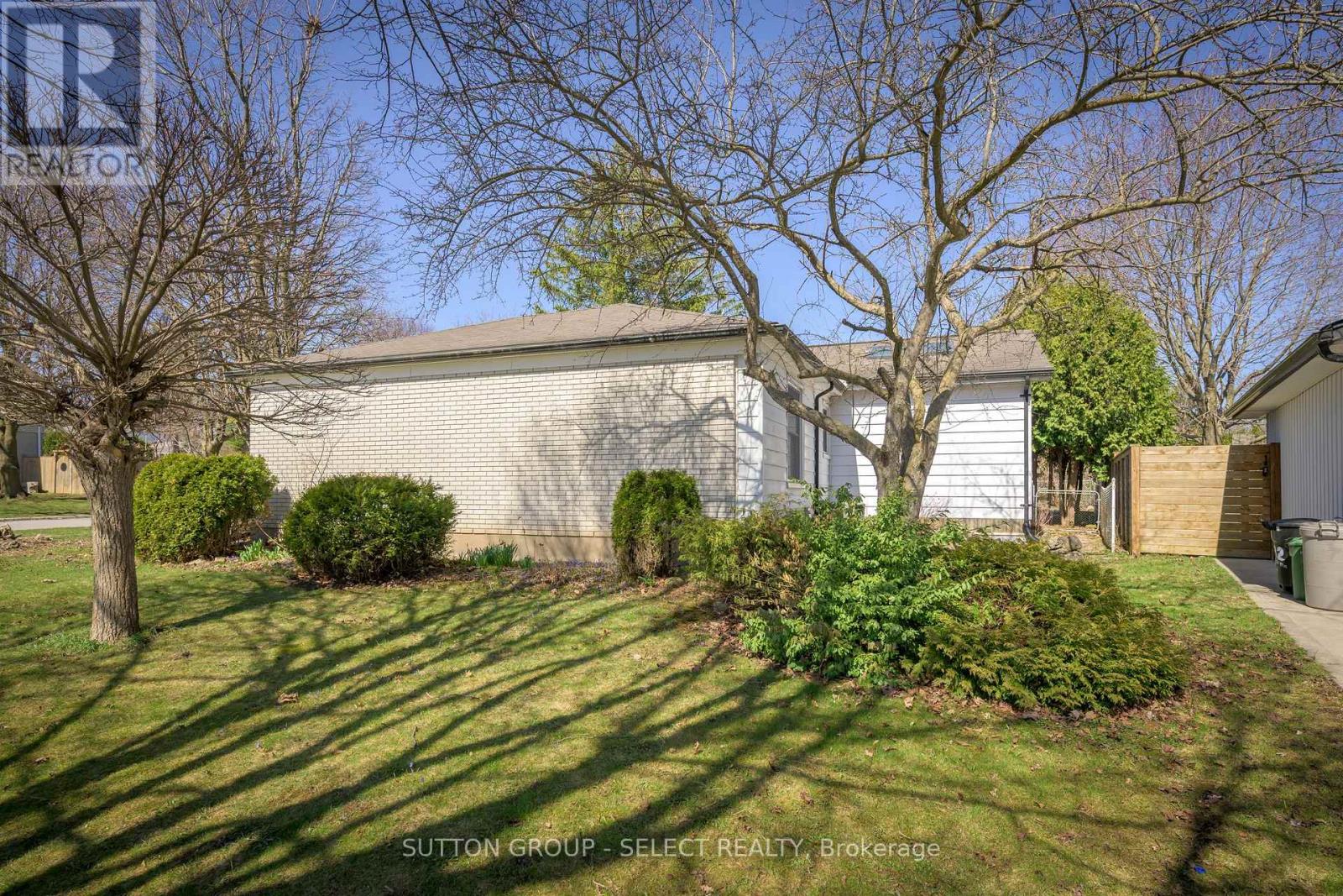 Photo 9 of 35 for 696 Village Green Avenue