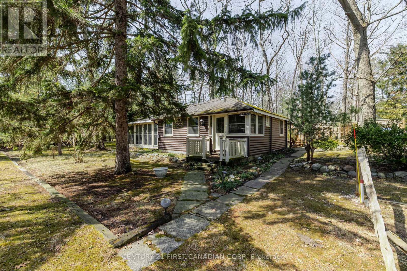 47 Heaman Crescent, Lambton Shores, Ontario  N0M 1T0 - Photo 1 - X12065423