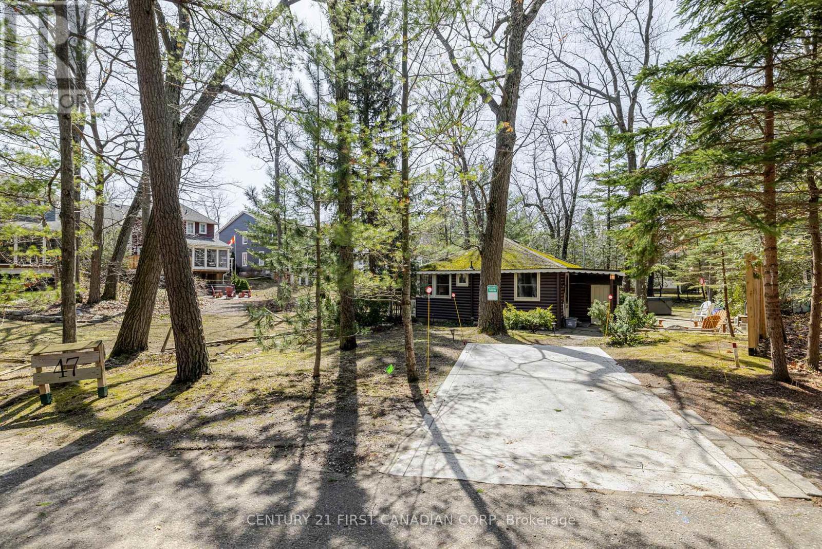 47 Heaman Crescent, Lambton Shores, Ontario  N0M 1T0 - Photo 2 - X12065423
