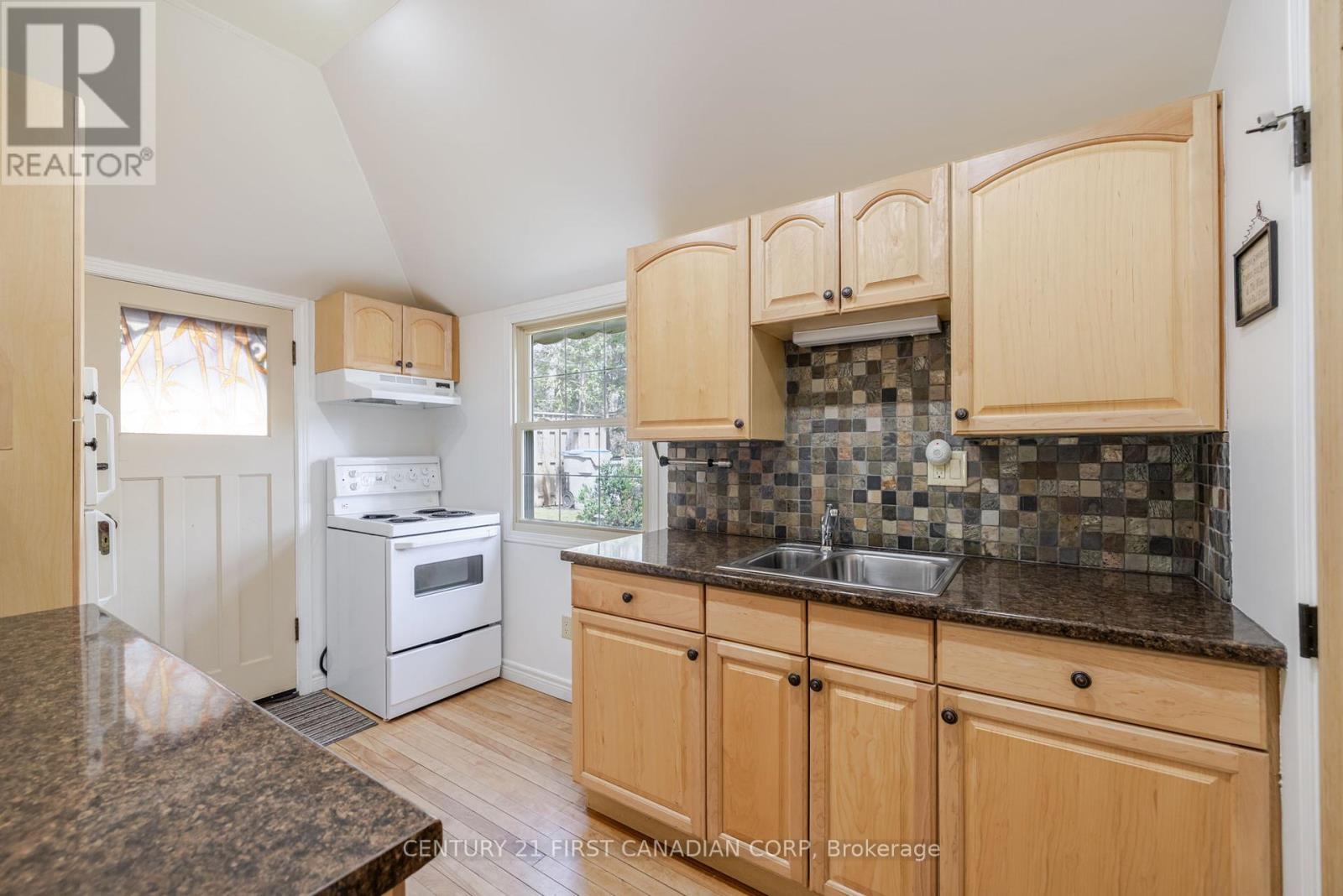 47 Heaman Crescent, Lambton Shores, Ontario  N0M 1T0 - Photo 6 - X12065423