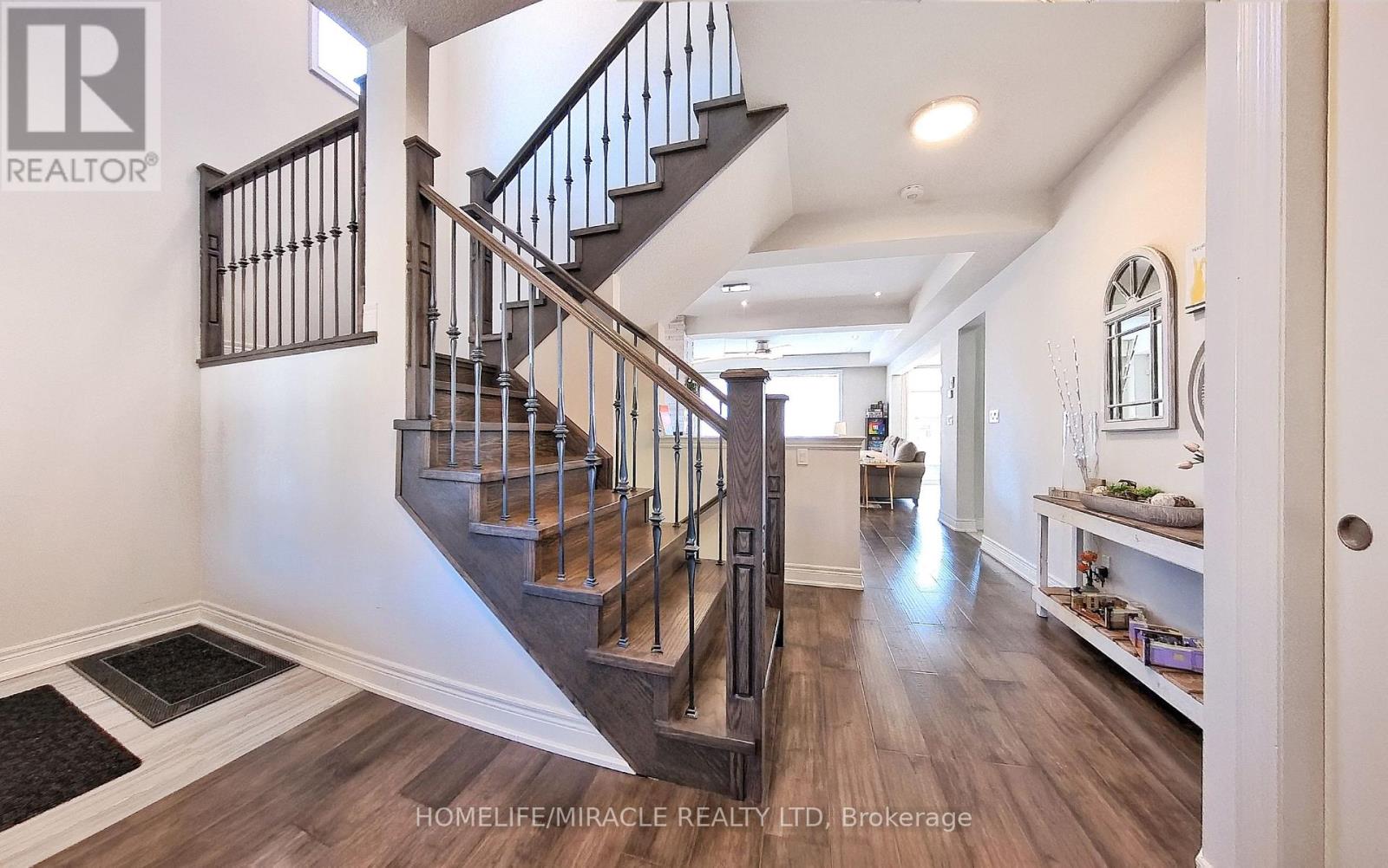 Property at 117 EAGLECREST STREET image 3
