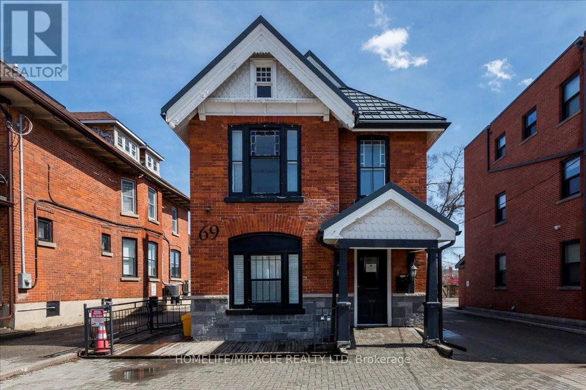 69 Mary Street, Barrie, Ontario  L4N 1T2 - Photo 2 - S12065345