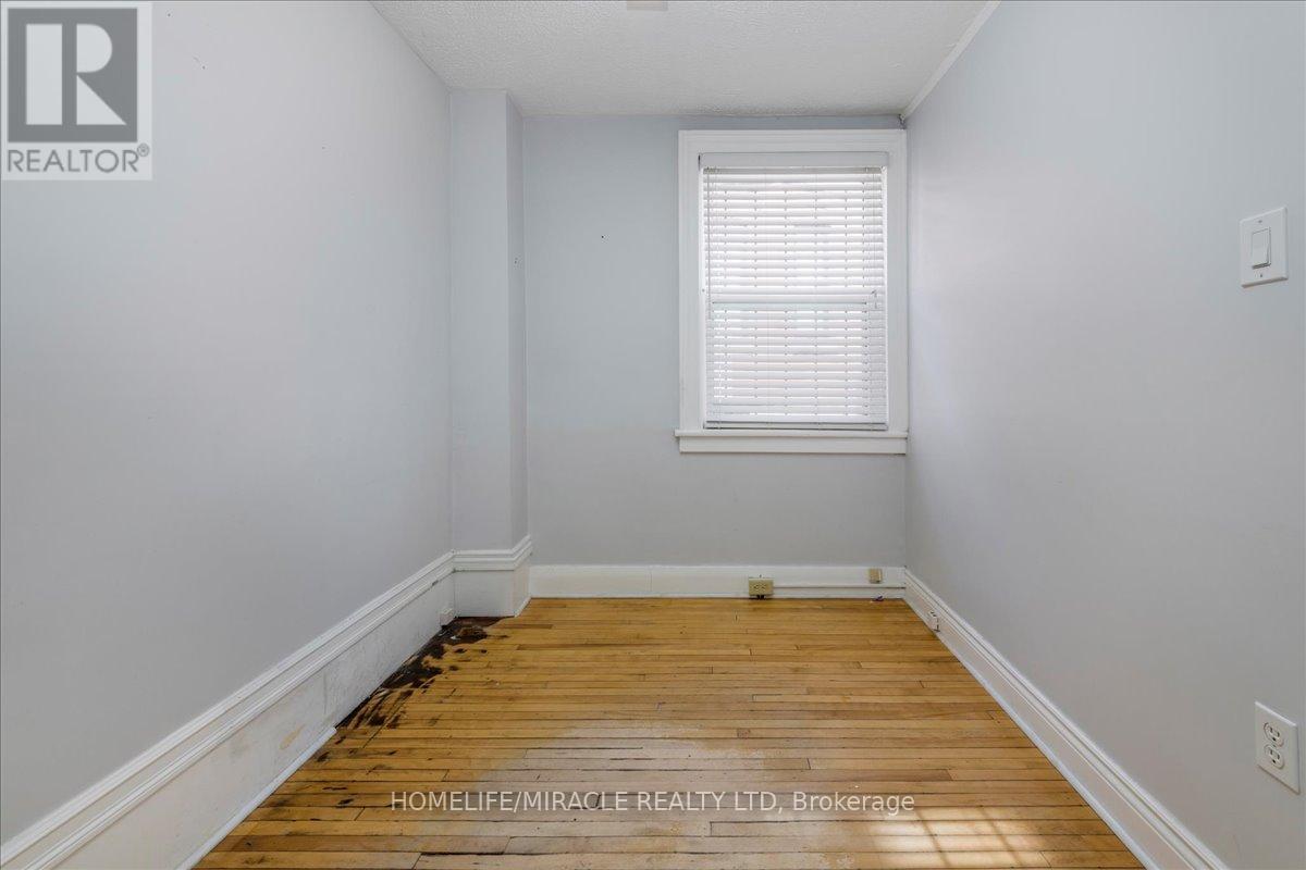 69 Mary Street, Barrie, Ontario  L4N 1T2 - Photo 7 - S12065345