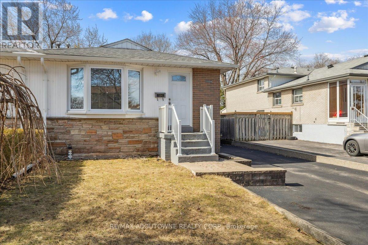 Property at 1238 NAPIER CRESCENT image 3