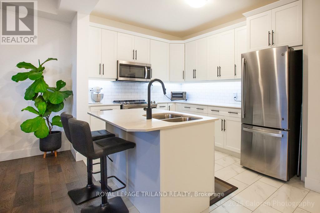 Photo 10 of 50 for 949 Deveron Crescent