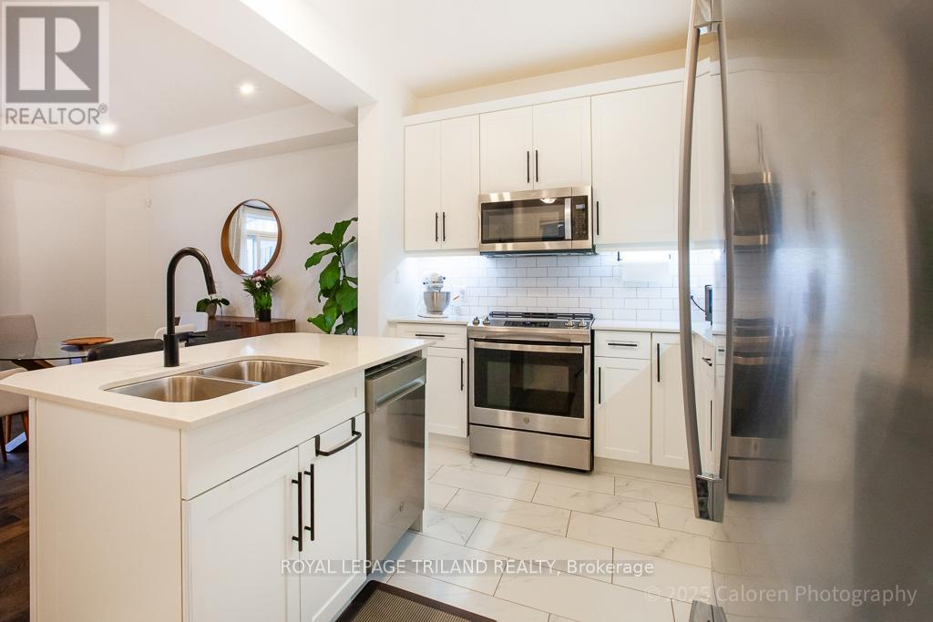 Photo 11 of 50 for 949 Deveron Crescent