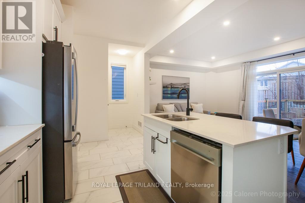 Photo 12 of 50 for 949 Deveron Crescent
