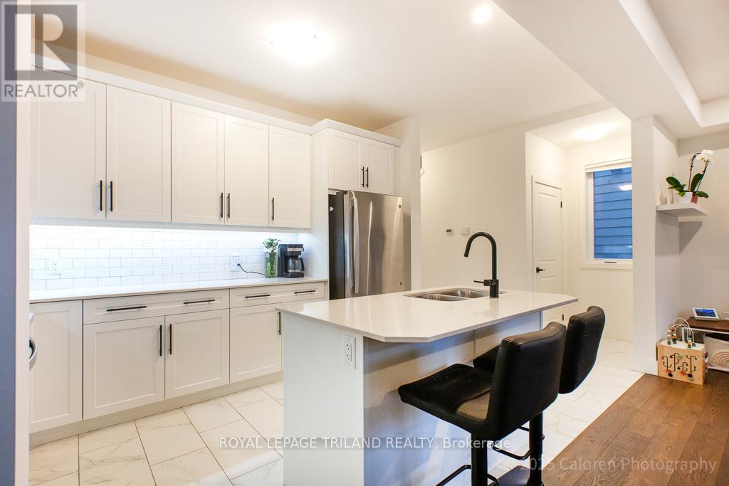 Photo 16 of 50 for 949 Deveron Crescent