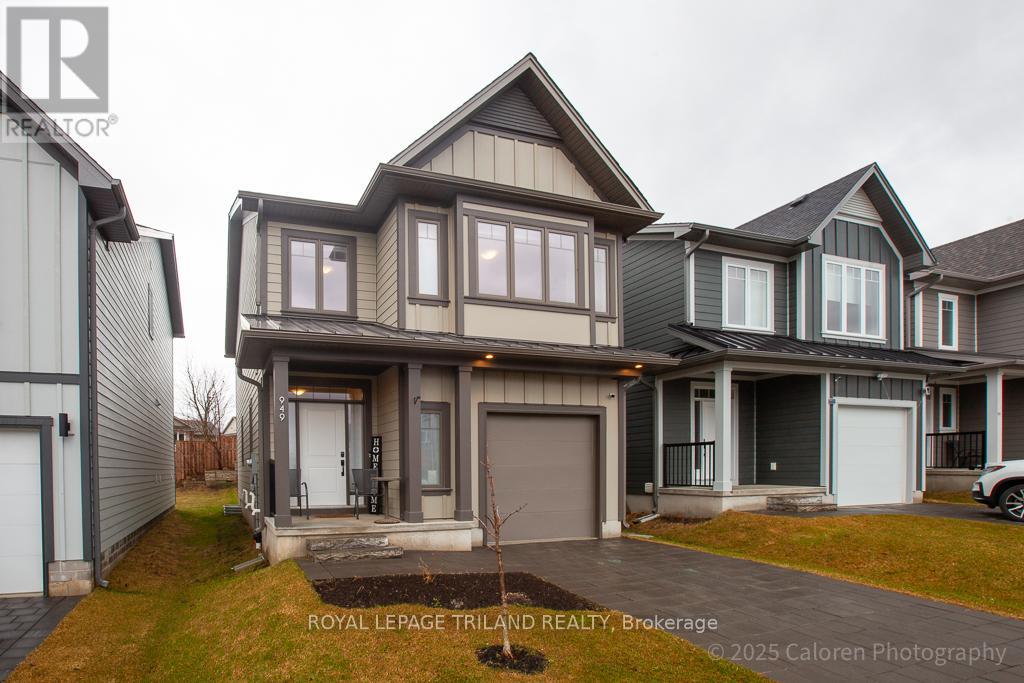 Photo 3 of 50 for 949 Deveron Crescent