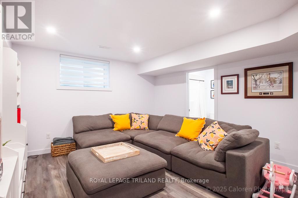 Photo 42 of 50 for 949 Deveron Crescent