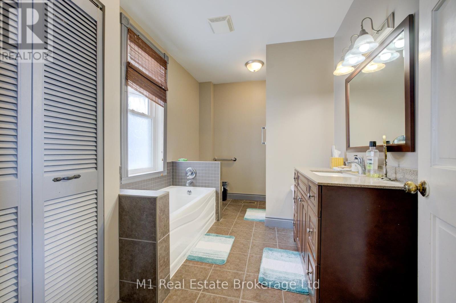 541 9th Street, Hanover, Ontario  N4N 1M3 - Photo 12 - X12065513
