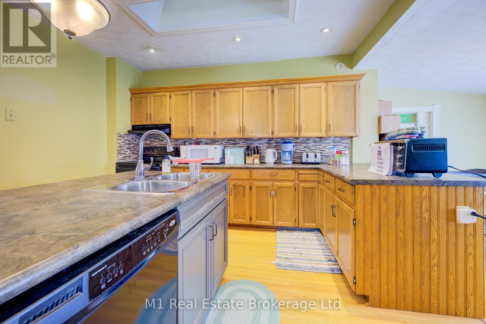 541 9th Street, Hanover, Ontario  N4N 1M3 - Photo 6 - X12065513