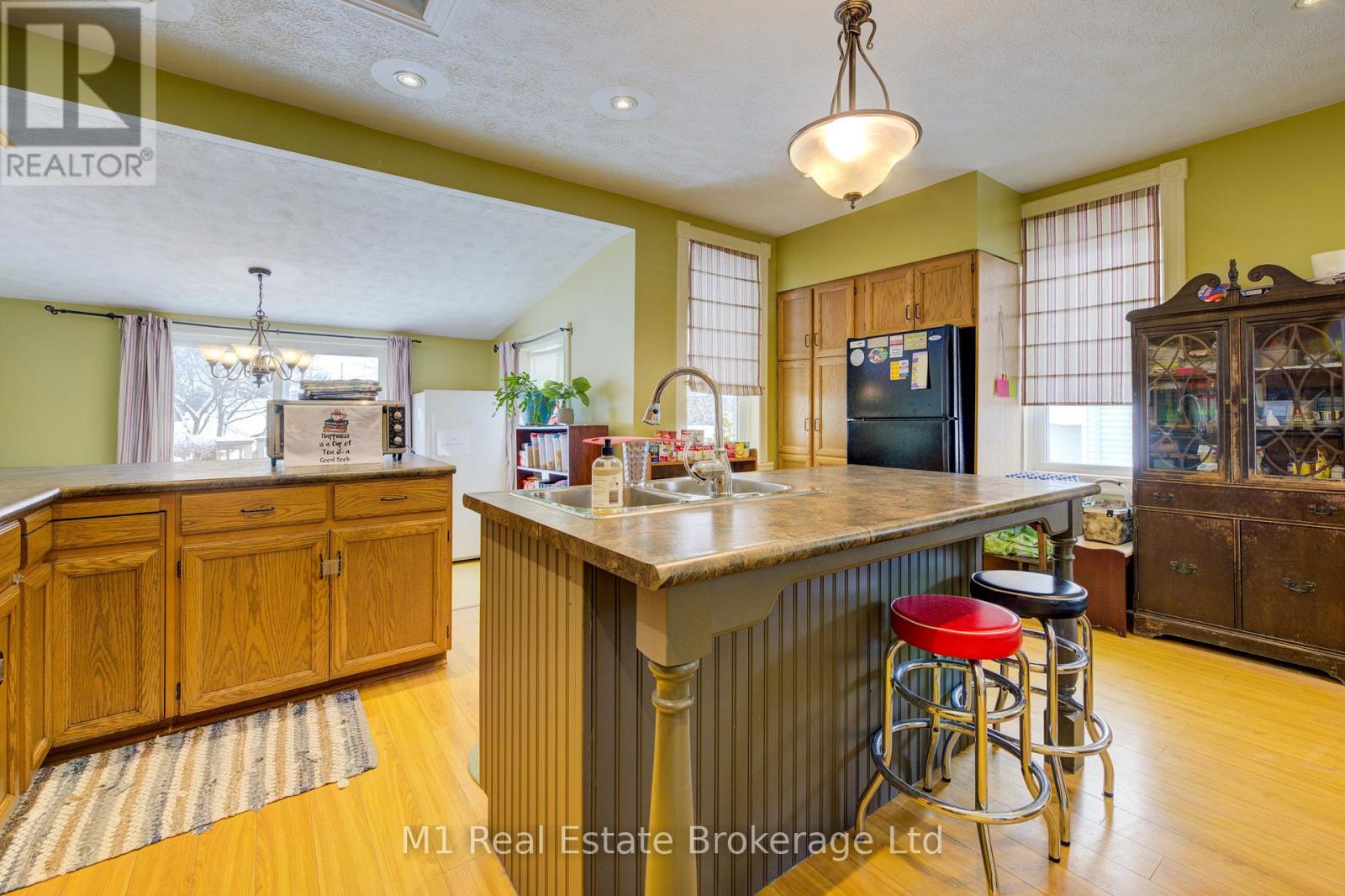 541 9th Street, Hanover, Ontario  N4N 1M3 - Photo 7 - X12065513