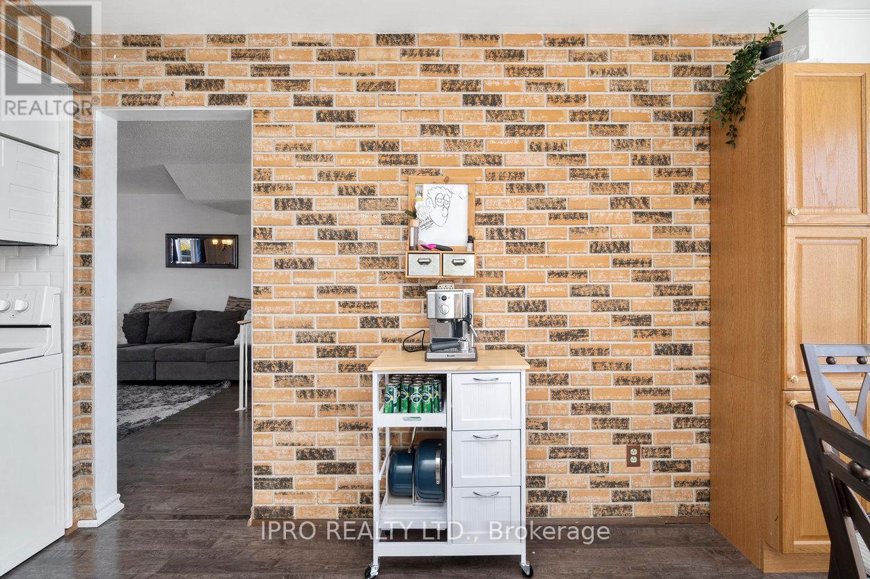 44 Village Court, Brampton, Ontario  L6W 1A6 - Photo 10 - W12065501