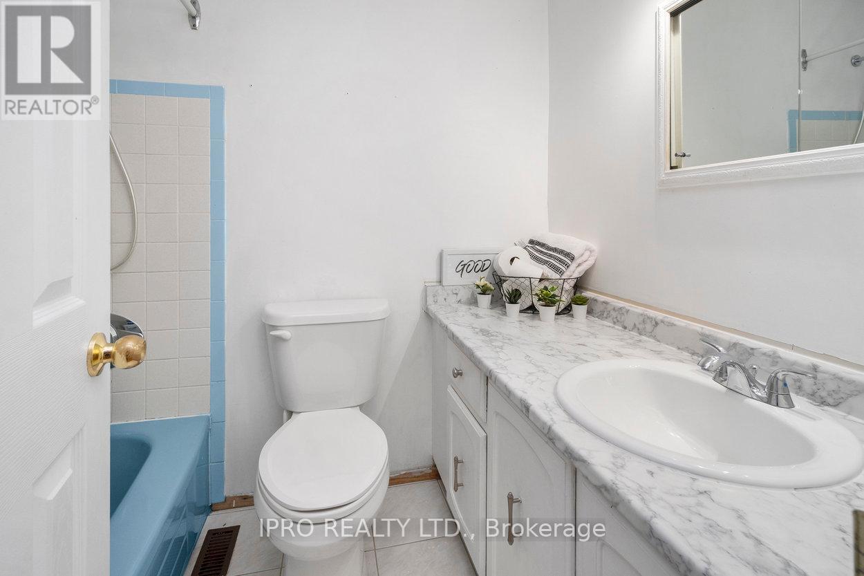 44 Village Court, Brampton, Ontario  L6W 1A6 - Photo 16 - W12065501
