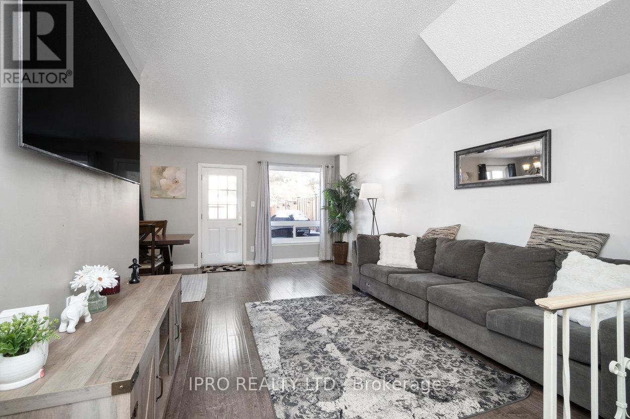 44 Village Court, Brampton, Ontario  L6W 1A6 - Photo 4 - W12065501