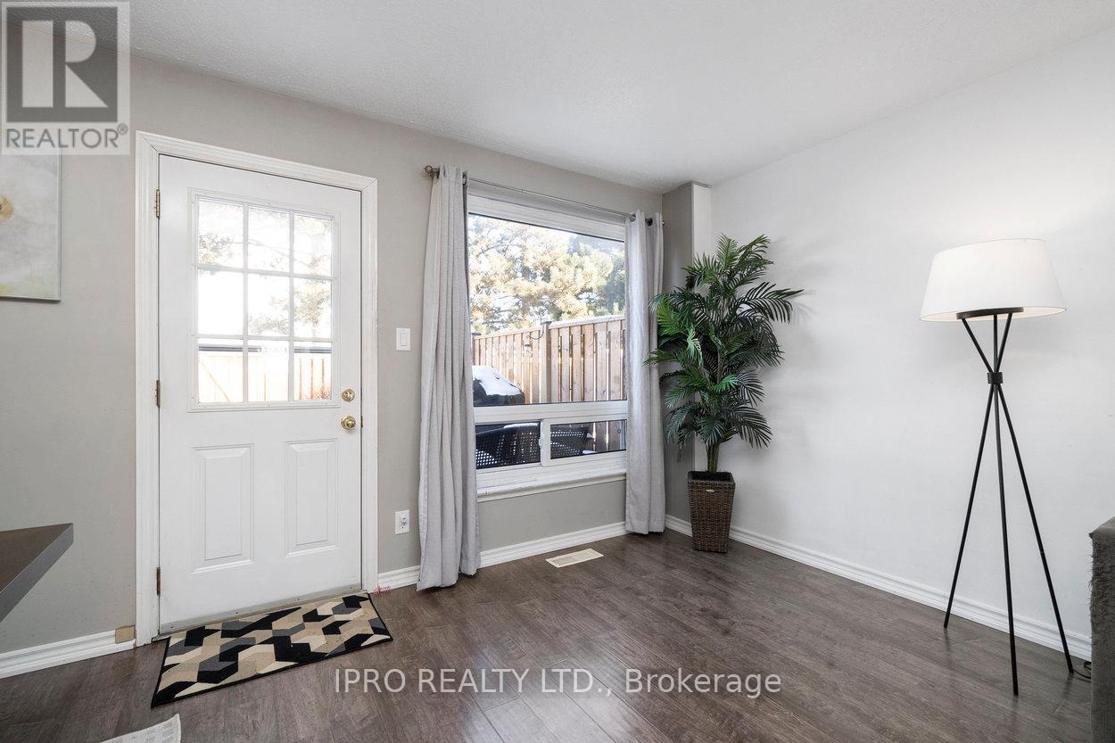 44 Village Court, Brampton, Ontario  L6W 1A6 - Photo 5 - W12065501