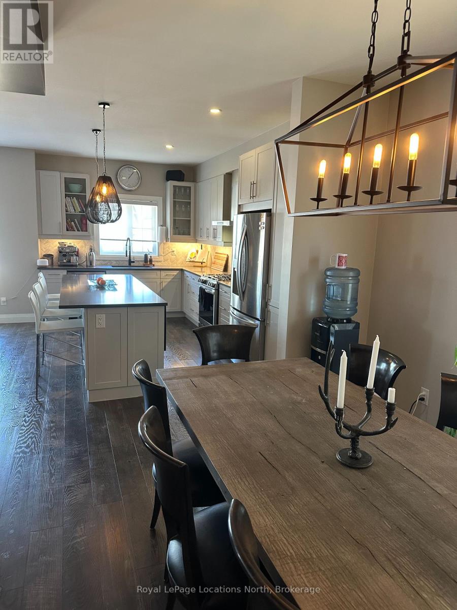 195 Courtland Street W, Blue Mountains, Ontario  L9Y 4E4 - Photo 3 - X12065558