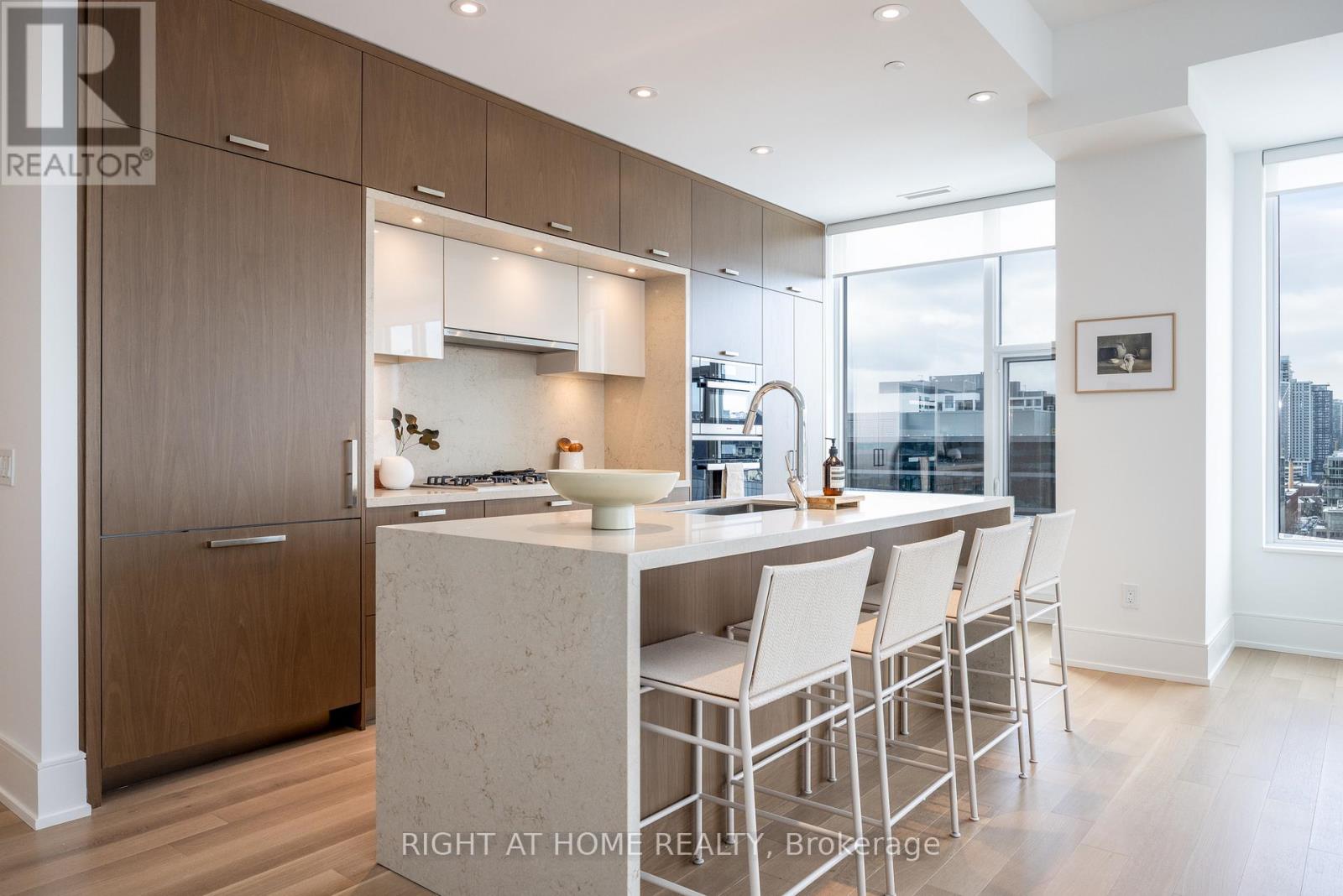 Property at 1110 - 455 WELLINGTON STREET W image 3