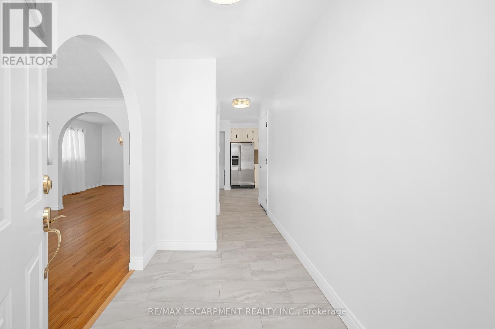 Property at 105 LAVINA CRESCENT image 4