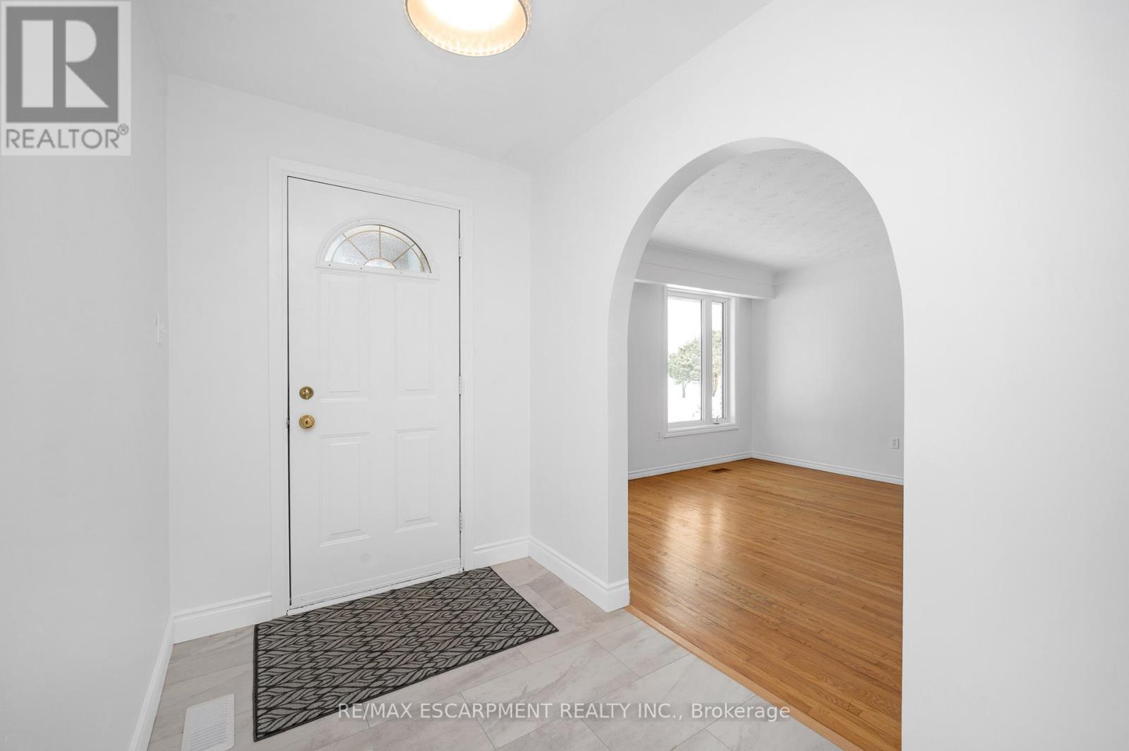 Property at 105 LAVINA CRESCENT image 5