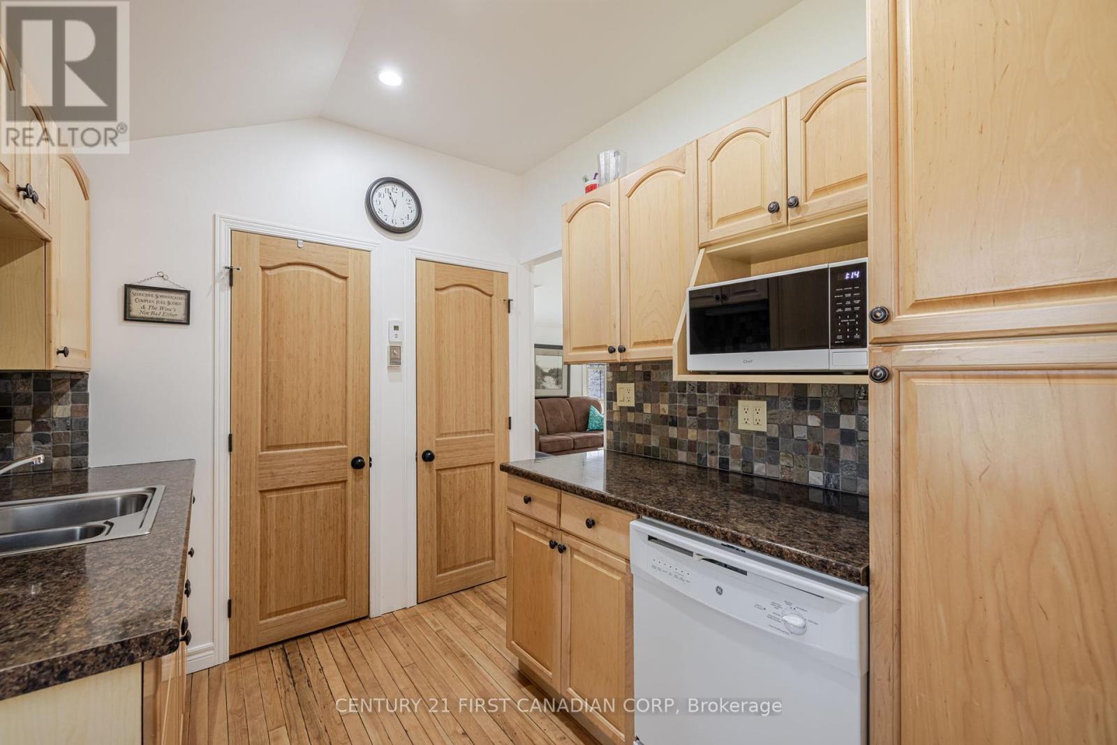 47 Heaman Crescent, Lambton Shores, Ontario  N0M 1T0 - Photo 7 - X12065423