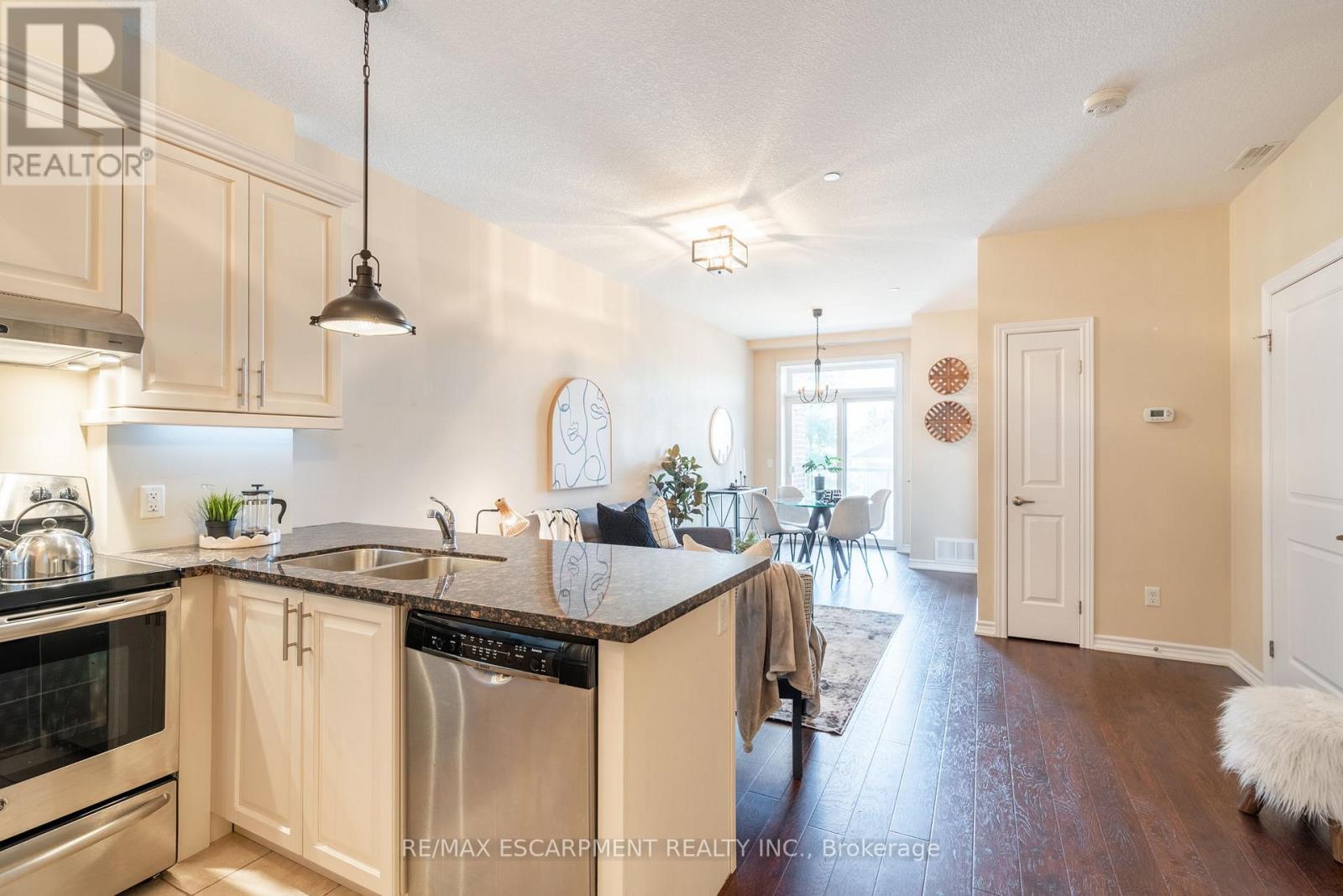 Property at 212 - 95 WILSON STREET W image 3