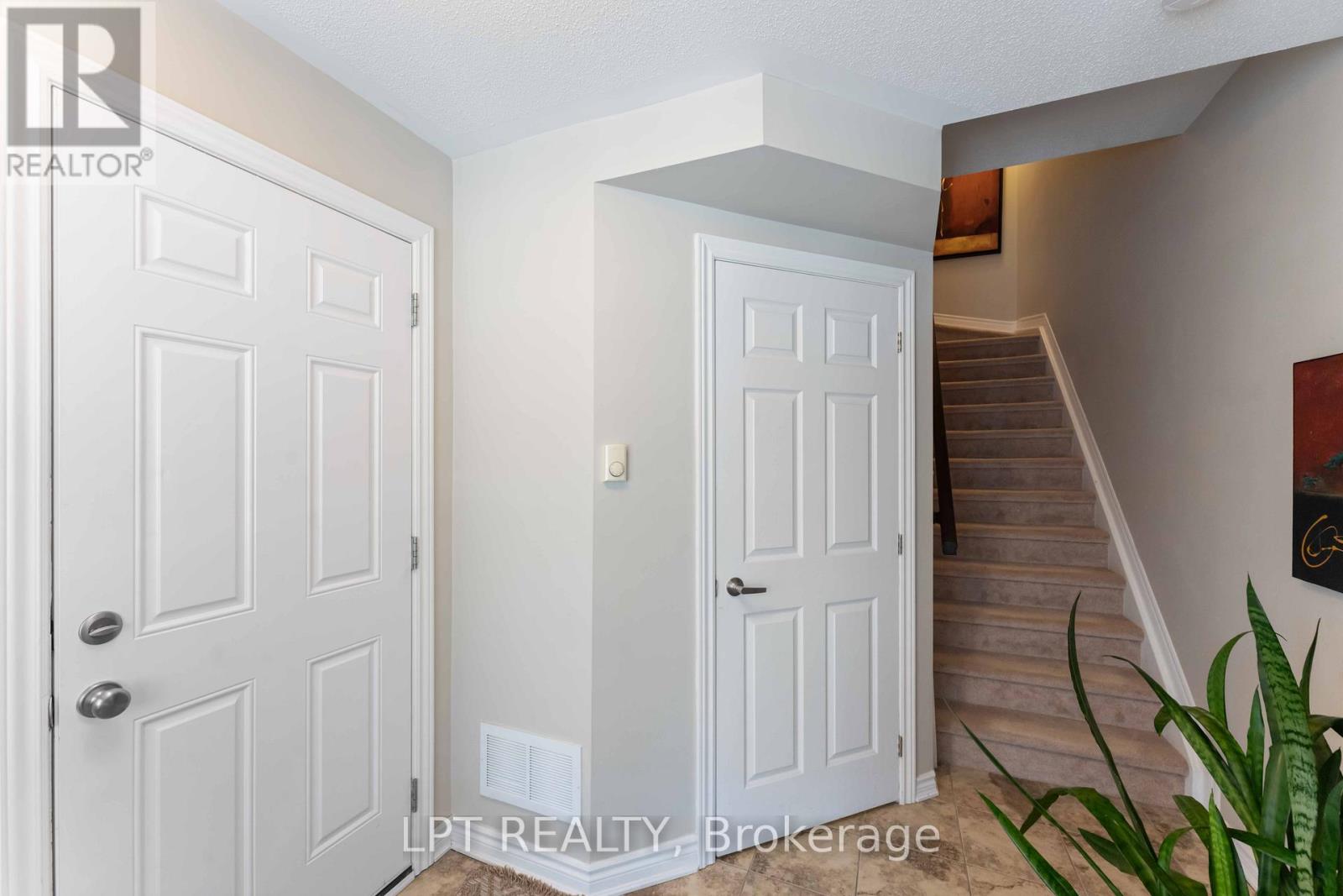 Property at 607 MEADOWCREEK CIRCLE image 4