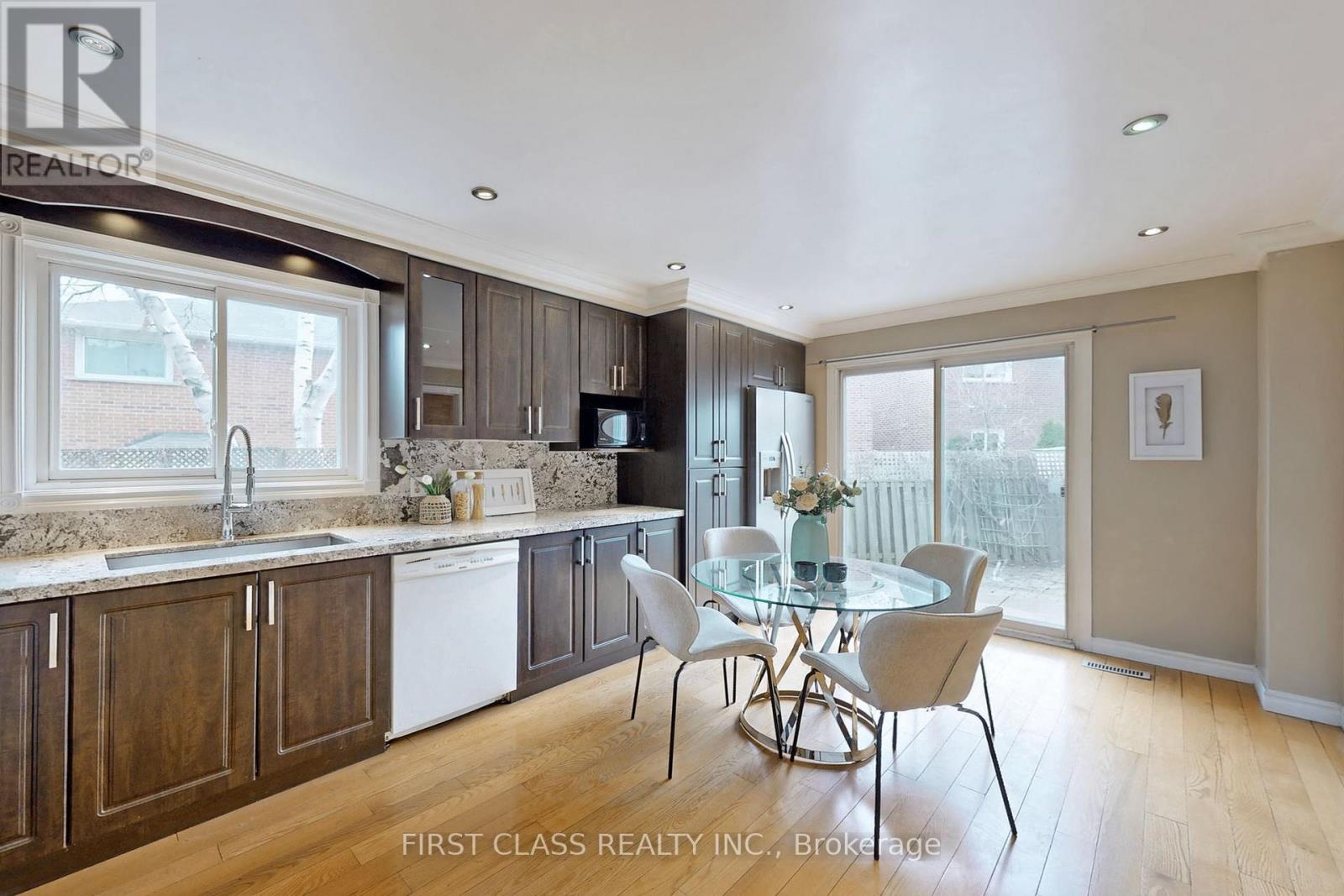1257 Ironwood Court, Mississauga, Ontario  L5C 3R9 - Photo 13 - W12065605