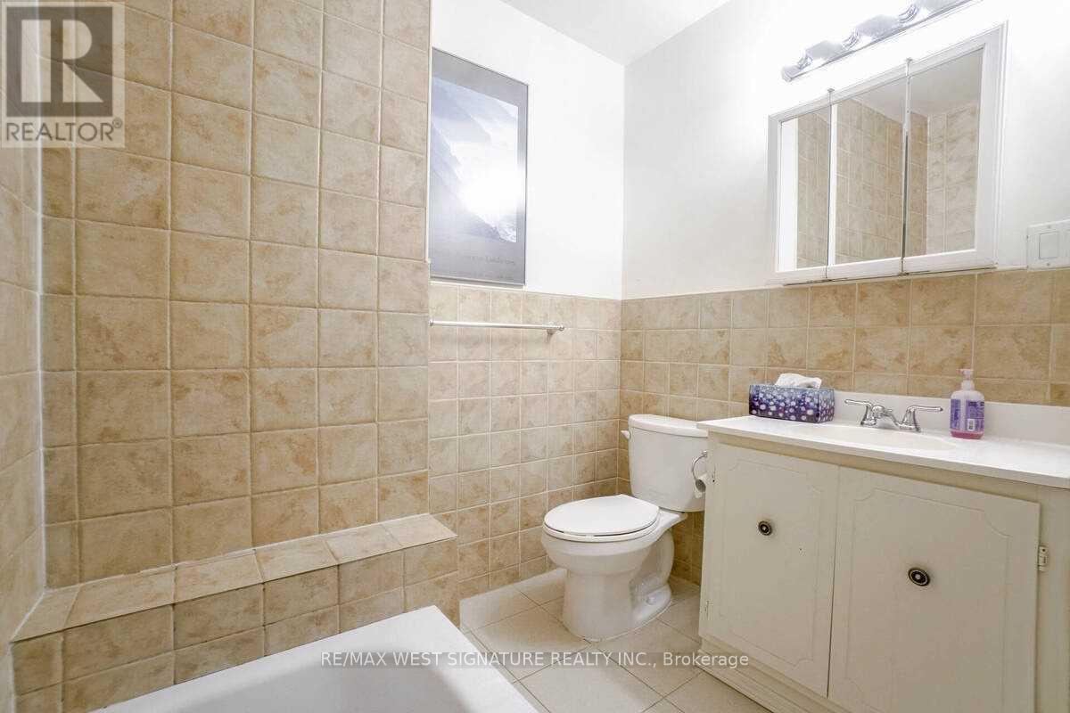 23 Fernando Road, Toronto, Ontario  M9M 2P7 - Photo 14 - W12065739