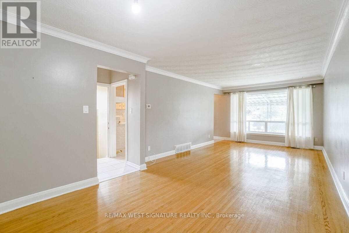 23 Fernando Road, Toronto, Ontario  M9M 2P7 - Photo 8 - W12065739