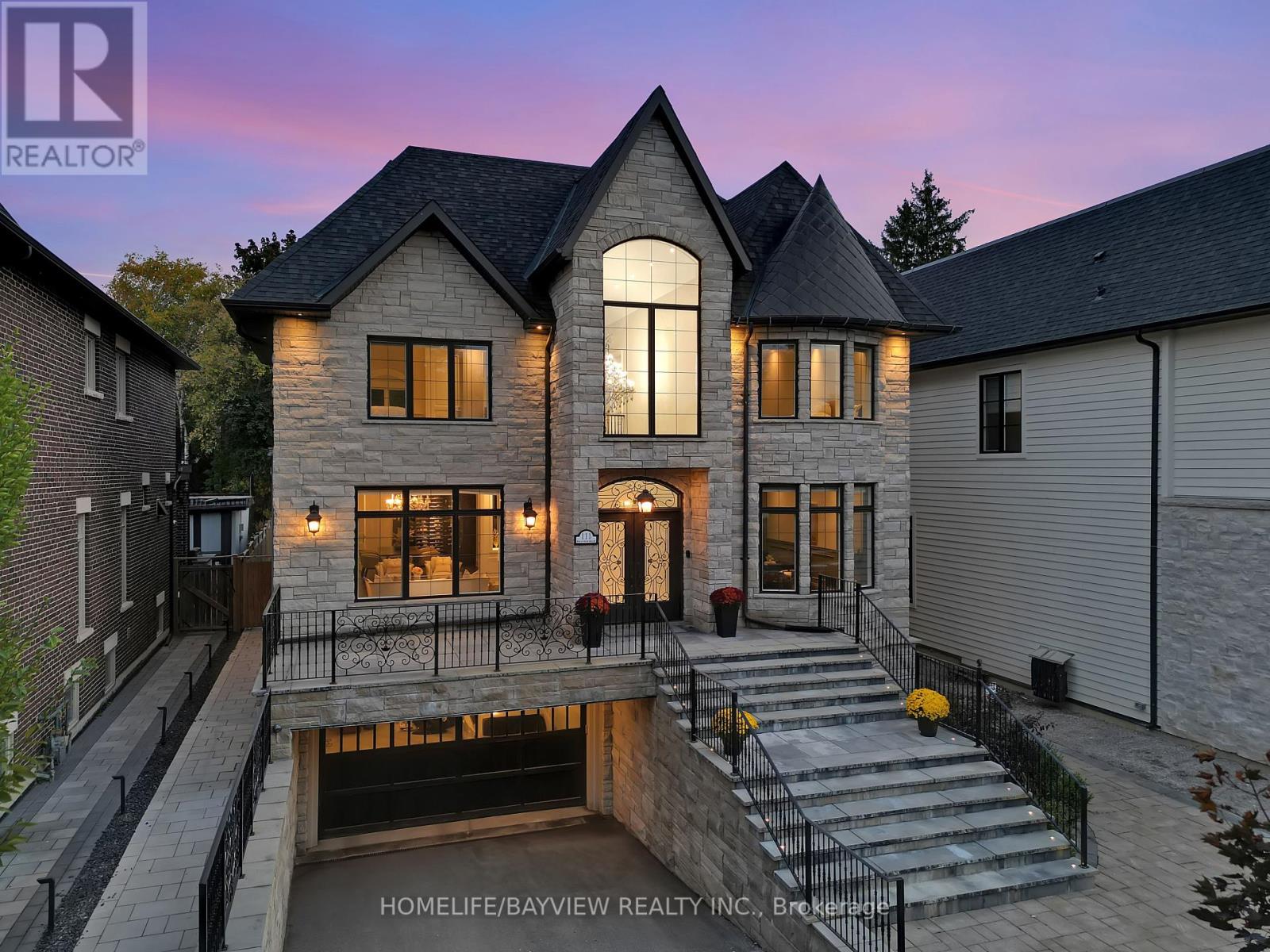 111 Hillview Road, Aurora, Ontario  L4G 2M6 - Photo 2 - N12006183