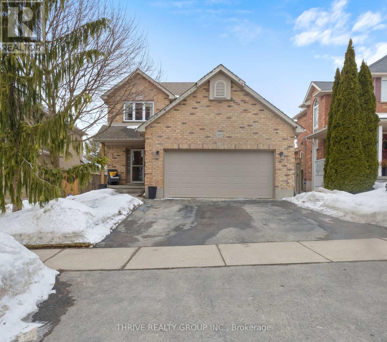 909 Cresthaven Crescent
