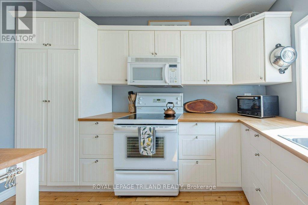 Photo 10 of 30 for 165 Delatre Street W