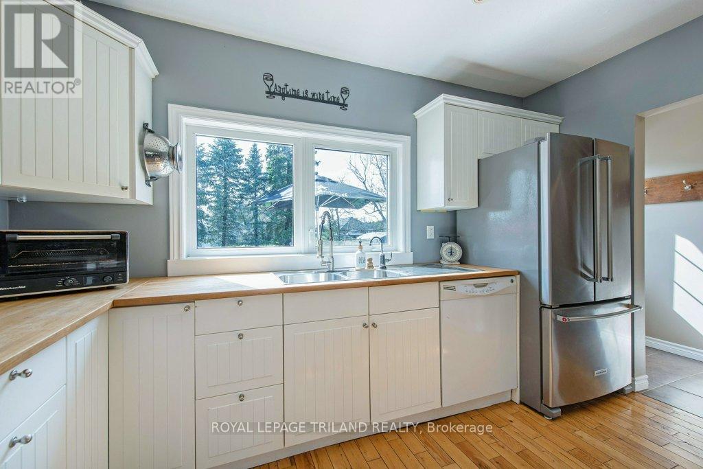 Photo 11 of 30 for 165 Delatre Street W