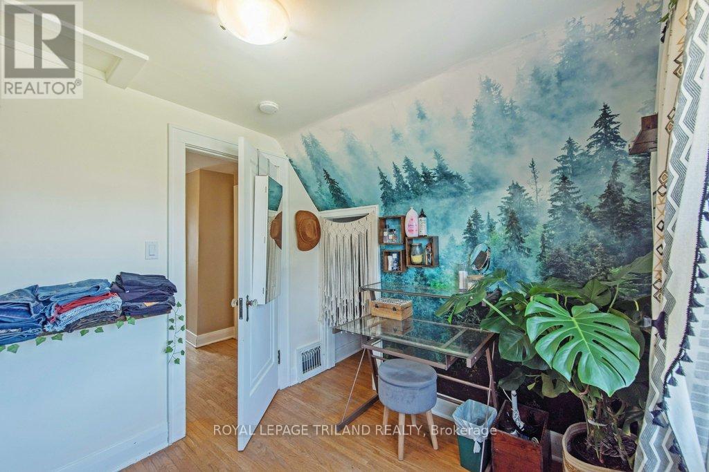 Photo 15 of 30 for 165 Delatre Street W