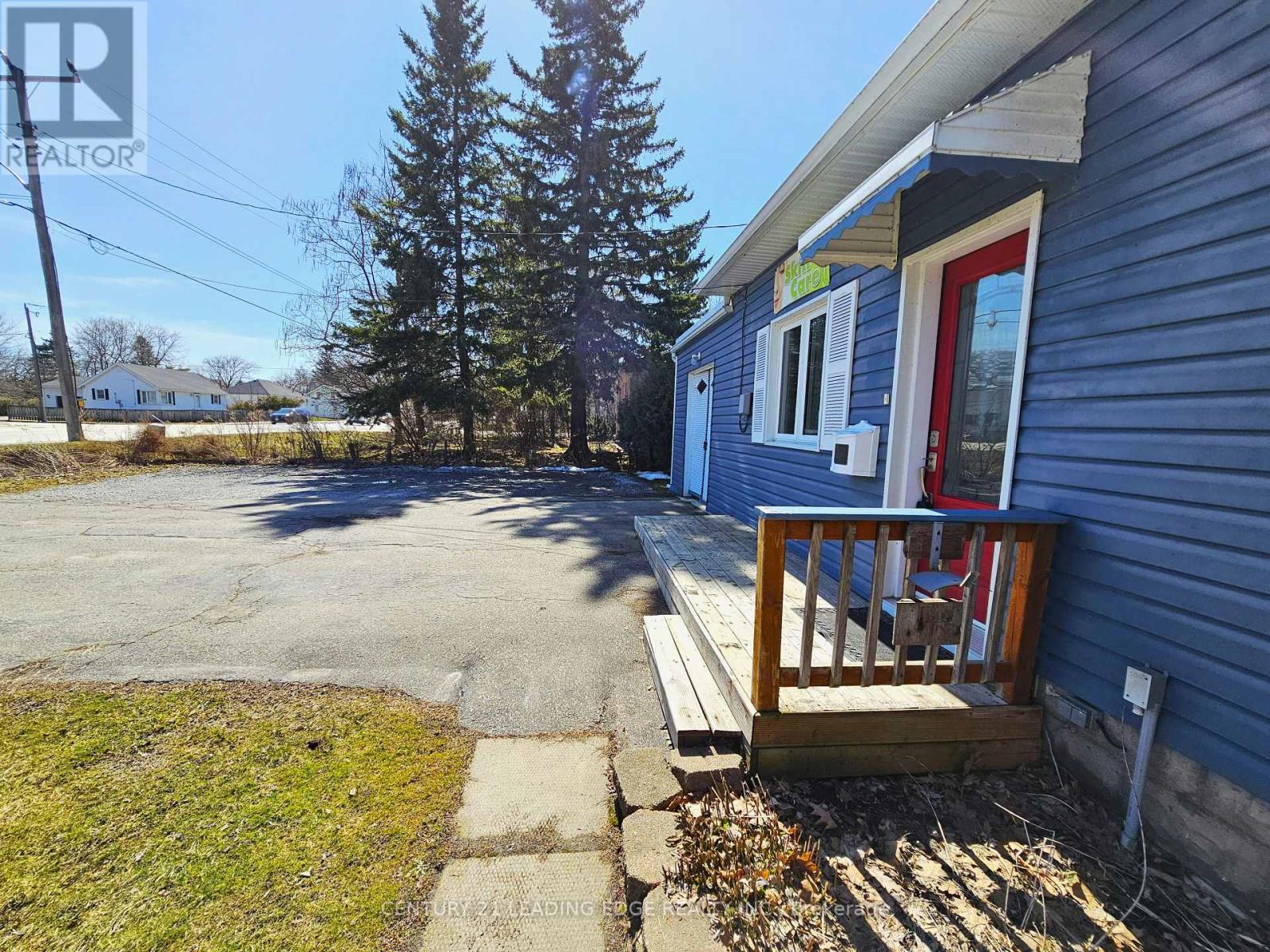 Property at 350 THE QUEENSWAY S image 4