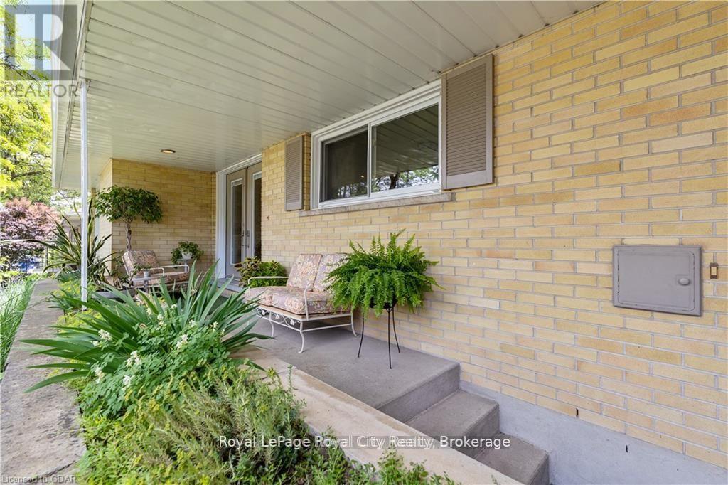 16 Fairview Boulevard, Guelph, Ontario  N1G 1H4 - Photo 5 - X12065461