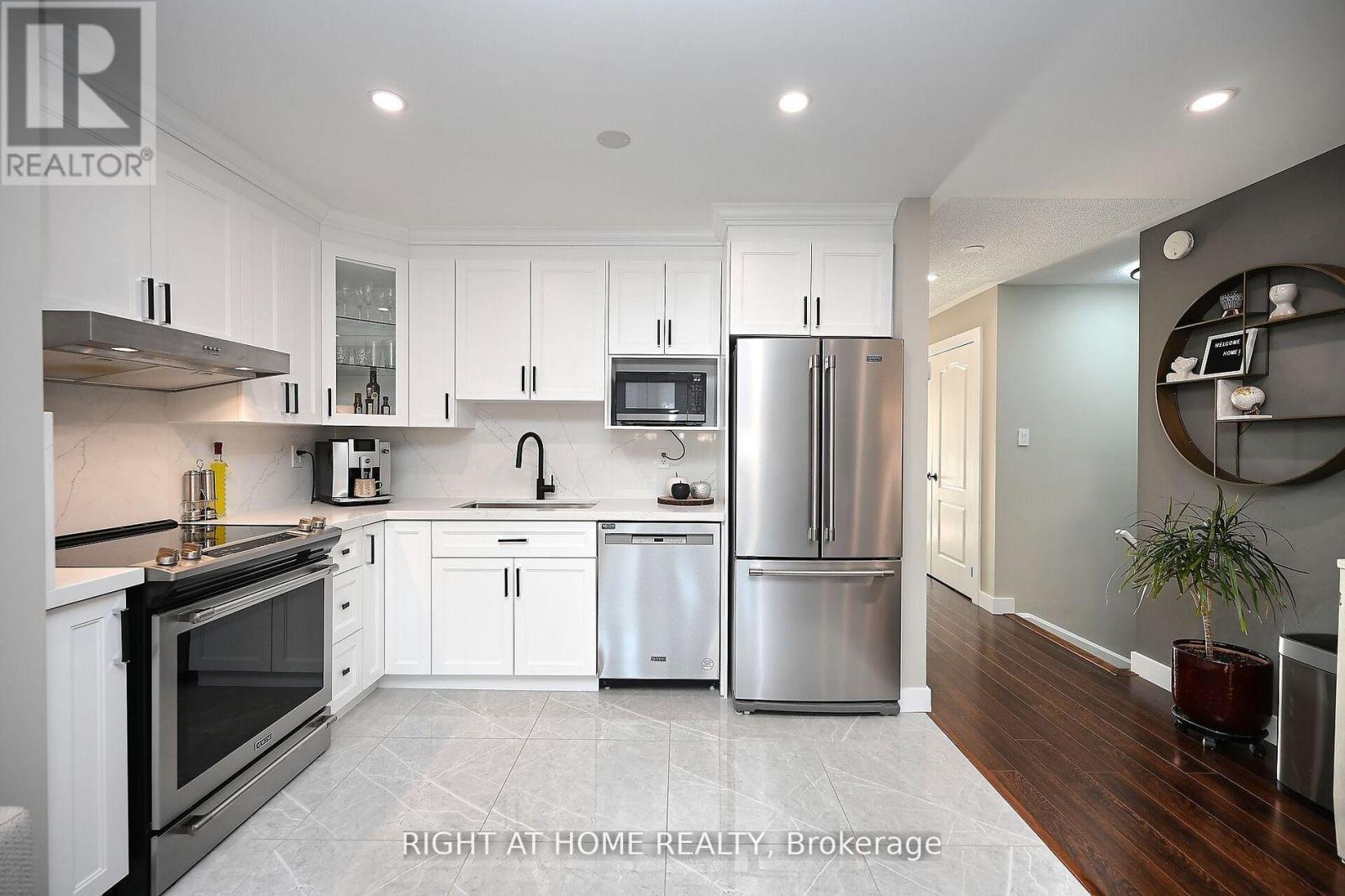 Property at 16 - 3985 EGLINTON AVENUE W image 3